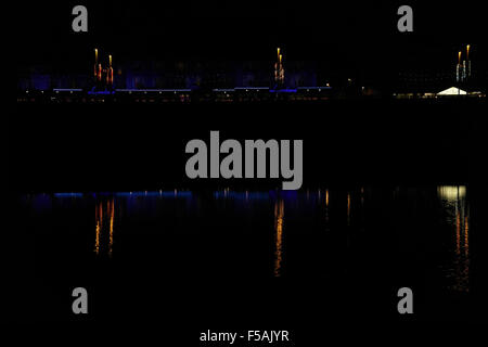 Nacht-Strandblick, mit Reflexionen, in Richtung Decodance Illuminationen und Lyndene Hotel, zentralen Promenade, Blackpool, UK, 2013 Stockfoto