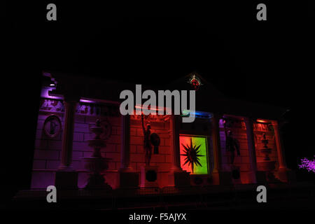 Nacht schräg Anzeigen rot, lila, blau, grün Roman Temple "Feuer und Wasser-Tableau" Queens Promenade, Blackpool Illuminations Stockfoto