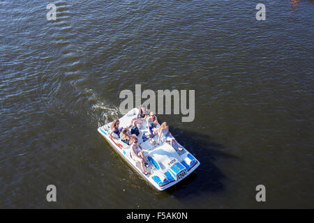 Leute mit einem Tretboot auf der Moldau in Prag, Tschechische Republik, Europa Stockfoto