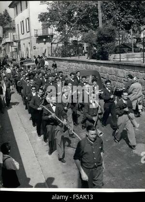 1968 - '' Spargel '' Tag geöffnet mit einer Prozession von Musikern durch die Straßen der Stadt, Volkslieder auf Instrumente, die nur im Bezirk Varese zu finden sind. Italien halten eine Spargel-Festival: Die schöne Stadt Canterllo in der Provinz Varese in Norditalien, ist berühmt für seinen Spargel. Es ist der Bezirksvorsteher Industrie und die Spargelsaison zu feiern, eine große Mittagessen wurde ein Wettbewerb für die beste Ernte im Stadtteil zusammengehalten. Schöne Mädchen in Trachten besucht und es war singen und tanzen zur Musik der Instrumente, die nur fou Stockfoto