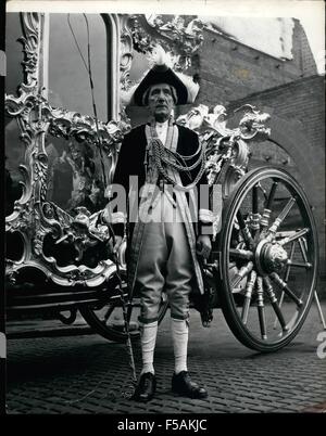 1968 - Oberbürgermeisters Kutscher bereitet für den großen Tag. Der Mann mit den schwierigsten Job in der Lord Mayor Show ist 52 Jahre alte Herr Henry Hawkins, Fahrer des Oberbürgermeisters Coach. Herr Hawkins ist ein erfahrener Mann mit Pferden und er muss zu kontrollieren, dass die sechs Blockwagen Pferde, die die 3 Tonnen 16 Cwts Trainer, ziehen, denn der Trainer keine Bremsen hat. Der Trainer wurde gebaut, um 1757 und zum Zeitpunkt der Stadtrat wurden jeweils 0 und der Oberbürgermeister 00 Zahlen aufgerufen. Die Platten auf den Körper des Trainers sind das Werk des Florentiner Malers Giovanni Battista Cipriani. Diese Platten und die umgebenden h Schnitzereien Stockfoto