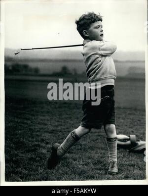 1968 - die vierjährige Golfer: Junge Nicholas Job zwar nur vier und eine Hälfte - er wird nächsten Monat an aufeinander folgenden Tagen in zwei Golfturniere spielen. Sein Vater, Herr Len Job ist der Profi in Wrotham Heath Club, Kent, und hatte kleine Clubs und eine Miniatur-Tasche für ihn gemacht. Am 22. April wird er in der Neville Club junior Contest in Tunbridge Wells spielen, und am nächsten Tag nimmt er Teile in einem junior-Wettbewerb im Burhill Club, Walton-auf-Themse. Foto zeigt mit dem Stil der Profi-Golfer - junge Nicholas Job gesehen ist fahren während eines Spiels üben bei Wrotham Heah Clu Stockfoto