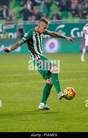 Budapest, Ungarn. 31. Oktober 2015. Roland Varga von Ferencvaros erzielt das fünfte Tor während Ferencvaros vs. Vasas OTP Bank Liga Fußballspiel in Groupama Arena. Bildnachweis: Laszlo Szirtesi/Alamy Live-Nachrichten Stockfoto