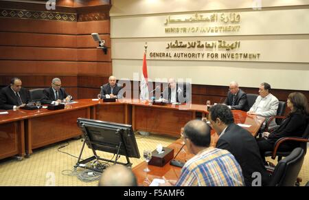 Kairo, Ägypten. 31. Oktober 2015. Ägyptischen Ministerpräsidenten Sherif Ismail (4 L) befasst sich mit eine Pressekonferenz über den Absturz eines russischen Passagierflugzeuges in Kairo, 31. Oktober 2015. Die Black Box des russischen Flugzeugs, die ägyptischen Sinai vorhin abgestürzt Samstag gefunden worden und 129 Stellen haben, abgeholt worden ägyptische Premierminister Sherif Ismail sagte auf einer Pressekonferenz. © Ägypten PM Office/Xinhua/Alamy Live-Nachrichten Stockfoto