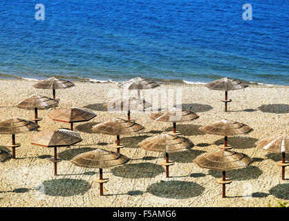 Sonne sind Sonnenschirme auf den gelben Sand am Meer Stockfoto