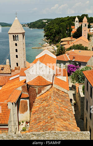 Blick auf die Altstadt mit drei Kirche überragt vom Turm der Marienkirche der großen, Stadt Rab, Insel Rab, Kroatien Stockfoto