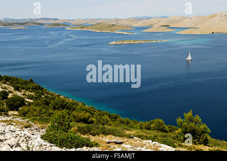 Segelboot im Kornati-Nationalpark von der Spitze der Insel Levrnaka, Dalmatien, Kroatien Stockfoto