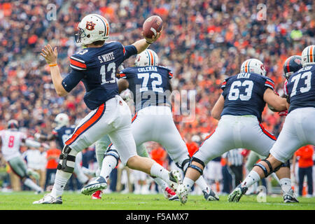 Auburn quarterback Sean White (13) während der NCAA College Football-Spiel zwischen Ole Miss und Auburn auf Samstag, 31. Oktober 2015 im Jordan-Hase-Stadion in Auburn, AL. Jacob Kupferman/CSM Stockfoto