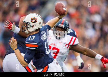 Auburn quarterback Sean White (13) während der NCAA College Football-Spiel zwischen Ole Miss und Auburn auf Samstag, 31. Oktober 2015 im Jordan-Hase-Stadion in Auburn, AL. Jacob Kupferman/CSM Stockfoto