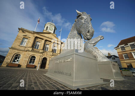 Die "Mini Kelpies" 3 Meter hohe kleine Versionen der Falkirk Kanal Kelpie Skulpturen, Besuch Kelso Scottish Borders Stockfoto