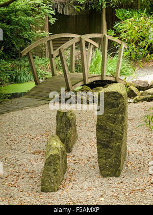 Japanische Zen Stil Garten mit reich verzierten Holzbrücke, Barnsdale Gärten, Rutland, England, UK. Stockfoto
