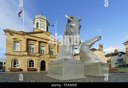 Die "Mini Kelpies" 3 Meter hohe kleine Versionen der Falkirk Kanal Kelpie Skulpturen, Besuch Kelso Scottish Borders Stockfoto