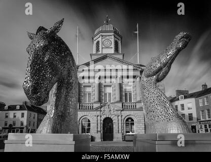 Die "Mini Kelpies" 3 Meter hohe kleine Versionen der Falkirk Kanal Kelpie Skulpturen, Besuch Kelso Scottish Borders Stockfoto