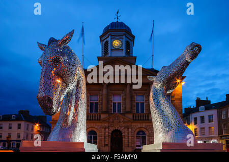 Die "Mini Kelpies" 3 Meter hohe kleine Versionen der Falkirk Kanal Kelpie Skulpturen, Besuch Kelso Scottish Borders Stockfoto