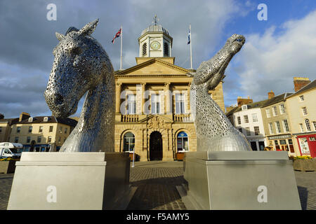 Die "Mini Kelpies" 3 Meter hohe kleine Versionen der Falkirk Kanal Kelpie Skulpturen, Besuch Kelso Scottish Borders Stockfoto