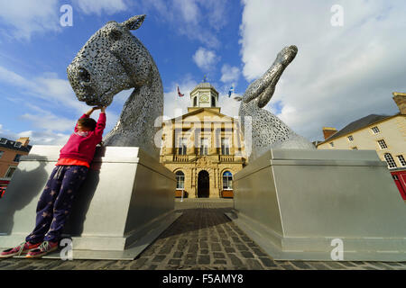 Die "Mini Kelpies" 3 Meter hohe kleine Versionen der Falkirk Kanal Kelpie Skulpturen, Besuch Kelso Scottish Borders Stockfoto