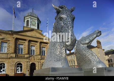 Die "Mini Kelpies" 3 Meter hohe kleine Versionen der Falkirk Kanal Kelpie Skulpturen, Besuch Kelso Scottish Borders Stockfoto