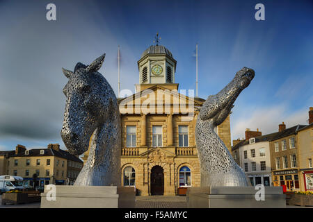 Die "Mini Kelpies" 3 Meter hohe kleine Versionen der Falkirk Kanal Kelpie Skulpturen, Besuch Kelso Scottish Borders Stockfoto