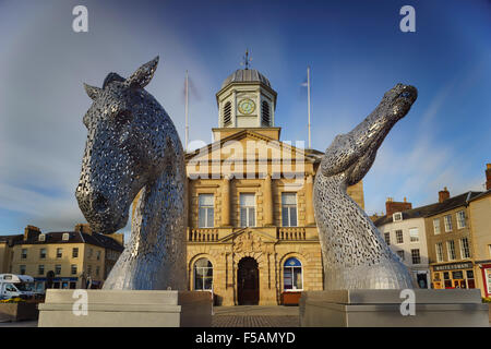 Die "Mini Kelpies" 3 Meter hohe kleine Versionen der Falkirk Kanal Kelpie Skulpturen, Besuch Kelso Scottish Borders Stockfoto