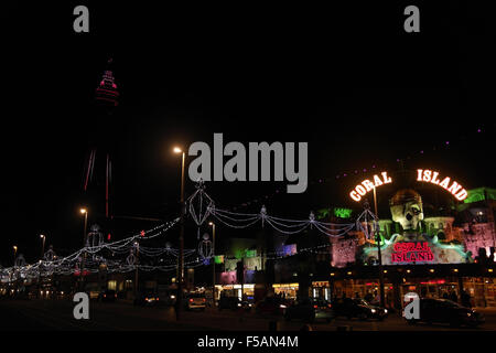 Nacht Schrägansicht, Turm, Coral Island Arcade und Bling-Beleuchtung über dem zentralen Promenade, Blackpool Illuminations Stockfoto