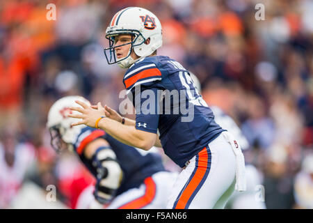 Auburn quarterback Sean White (13) während der NCAA College Football-Spiel zwischen Ole Miss und Auburn auf Samstag, 31. Oktober 2015 im Jordan-Hase-Stadion in Auburn, AL. Jacob Kupferman/CSM Stockfoto