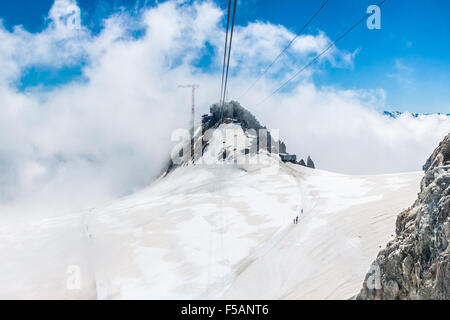 die Pointe Helbronner auf der Mt Blanc Bergkette, von Frankreich über die Tal-Blanche betrachtet. Stockfoto