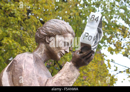 Warschau Polen Statue des Wissenschaftlers Marie Sklodowska Curie hält ein Modell eines Atoms Polonium Po 84 Künstlers Bronislaw Krzysztof Stockfoto