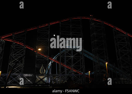 Nacht-Ansicht Pleasure Beach "Big eine Achterbahn" in Richtung "Big Dipper", South Shore Promenade Blackpool Illuminations. 2013 Stockfoto