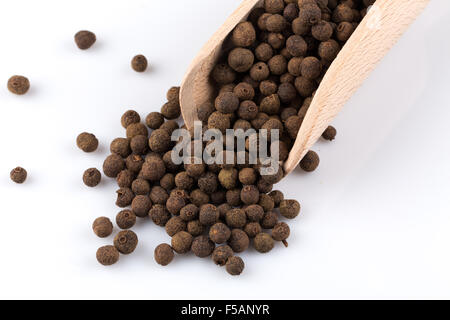 Hölzerne Schaufel mit großen schwarzen Pfeffer verstreut daraus Stockfoto