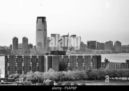 Ein Blick auf 30 Hudson Street in Jersey City mit den Governors Island in der Upper New York Bay in New York City, USA. Stockfoto
