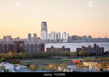 Ein Blick auf 30 Hudson Street in Jersey City mit den Governors Island in der Upper New York Bay bei Sonnenuntergang in New York City, USA. Stockfoto