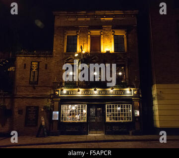 Ein beleuchteter Ausblick auf das Whitby Public House bei Nacht, Wapping Wall, Wapping, London, E1, England, Großbritannien Stockfoto