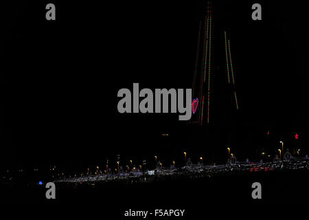 Nacht Strand schräg anzeigen Norden 'Bling Schmuck' und rotes Herz Skulptur Basis des grünen Blackpool Tower, Blackpool Illuminations Stockfoto