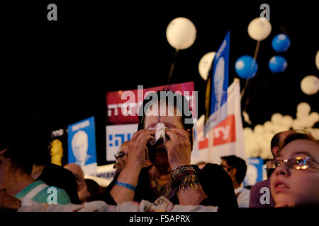 ISRAEL 31 Oktober: Menschen besuchen eine Kundgebung zum Gedenken an den 20. Jahrestag der Ermordung des späten israelischen Ministerpräsidenten Yitzhak Rabin in Rabins quadratische Tel Aviv, Israel am 31. Oktober 2015. Mehr als 100.000 Menschen gesammelt in Tel Aviv, des 20. Jahrestags des Rabins Tod am 4. November 1995, als er von jüdischen Extremisten Jigal Amir, auf dem gleichen Platz erschossen wurde, dass die jährliche Gedenkstätte beherbergt. Stockfoto