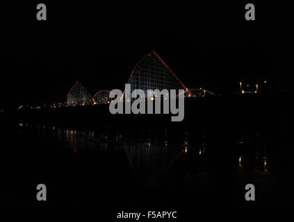 Nacht schrägen Strandblick auf den Höhepunkt und Tropfen der großen eine Achterbahn, Pleasure Beach Blackpool Illuminationen, 2013 Stockfoto