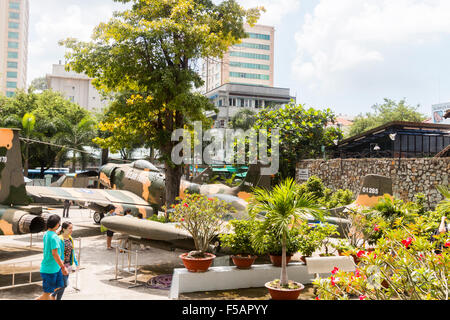 War Remnants Museum in Ho-Chi-Minh-Stadt (früher Saigon) mit amerikanischen Kampfflugzeuge Stockfoto