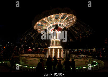 Das Schaukelkarussell oder das Chairoplane bei einer dunklen Halloween-Nacht im Tivoli, Kopenhagen. Stockfoto