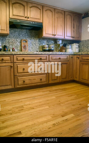 Küche mit Schränken aus Eichenholz & Holz Boden und Granit-Arbeitsplatten und Backsplash in einem kürzlich umgebauten Küche in San Jose, CA Stockfoto