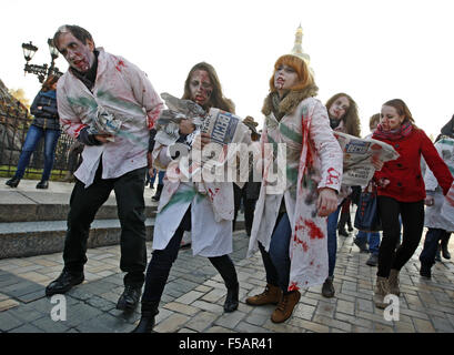 Kiew, Ukraine. 31. Oktober 2015. Ukrainer Zombie Kostüme und Make-up tragen Fuß durch die Straßen während der Halloween-Parade in der Innenstadt von Kiew namens "Zombie Walk". Weitere zwei hundert Ukrainer marschierten in Kiew anlässlich Halloween, 31. Oktober gefeiert wird. © Vasyl Shevchenko/Pacific Press/Alamy Live-Nachrichten Stockfoto