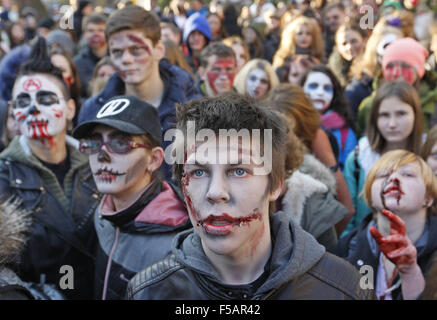 Kiew, Ukraine. 31. Oktober 2015. Ukrainer Zombie Kostüme und Make-up tragen Fuß durch die Straßen während der Halloween-Parade in der Innenstadt von Kiew namens "Zombie Walk". Weitere zwei hundert Ukrainer marschierten in Kiew anlässlich Halloween, 31. Oktober gefeiert wird. © Vasyl Shevchenko/Pacific Press/Alamy Live-Nachrichten Stockfoto