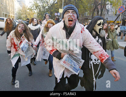 Kiew, Ukraine. 31. Oktober 2015. Ukrainer Zombie Kostüme und Make-up tragen Fuß durch die Straßen während der Halloween-Parade in der Innenstadt von Kiew namens "Zombie Walk". Weitere zwei hundert Ukrainer marschierten in Kiew anlässlich Halloween, 31. Oktober gefeiert wird. © Vasyl Shevchenko/Pacific Press/Alamy Live-Nachrichten Stockfoto