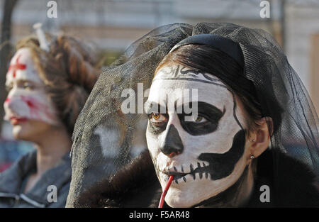 Kiew, Ukraine. 31. Oktober 2015. Ukrainer Zombie Kostüme und Make-up tragen Fuß durch die Straßen während der Halloween-Parade in der Innenstadt von Kiew namens "Zombie Walk". Weitere zwei hundert Ukrainer marschierten in Kiew anlässlich Halloween, 31. Oktober gefeiert wird. © Vasyl Shevchenko/Pacific Press/Alamy Live-Nachrichten Stockfoto