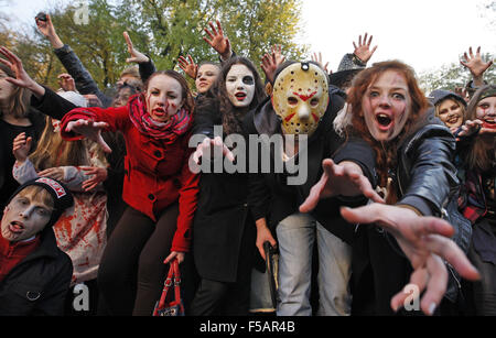 Kiew, Ukraine. 31. Oktober 2015. Ukrainer Zombie Kostüme und Make-up tragen Fuß durch die Straßen während der Halloween-Parade in der Innenstadt von Kiew namens "Zombie Walk". Weitere zwei hundert Ukrainer marschierten in Kiew anlässlich Halloween, 31. Oktober gefeiert wird. © Vasyl Shevchenko/Pacific Press/Alamy Live-Nachrichten Stockfoto