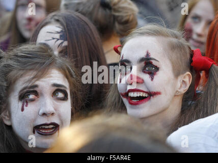 Kiew, Ukraine. 31. Oktober 2015. Ukrainer Zombie Kostüme und Make-up tragen Fuß durch die Straßen während der Halloween-Parade in der Innenstadt von Kiew namens "Zombie Walk". Weitere zwei hundert Ukrainer marschierten in Kiew anlässlich Halloween, 31. Oktober gefeiert wird. © Vasyl Shevchenko/Pacific Press/Alamy Live-Nachrichten Stockfoto