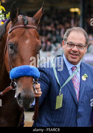 Lexington, Kentucky, USA. 31. Oktober 2015. 31. Oktober 2015: Amerikanisches Pharoah Eigentümer Ahmed Zayat nach dem Gewinn der Breeders' Cup Classic (Grad I) in Lexington, Kentucky auf 1. November 2015. Candice Chavez/ESW/CSM/Alamy Live-Nachrichten Stockfoto