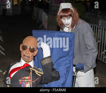 Scary Halloween Krankenschwester und Patient im Rollstuhl Stockfoto