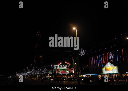 Schrägansicht Nachtverkehr, Menschen entlang der zentralen Promenade am Star Attraktion Bling IIluminations und Blackpool Tower, 2013 Stockfoto