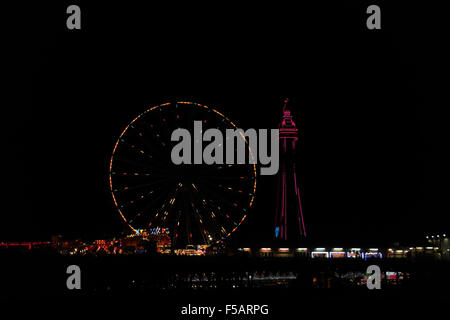 Nacht-Strandblick Norden Central Pier Riesenrad und rote Blackpool Tower mit grünen Herzen, Blackpool Illuminations, 2013 Stockfoto