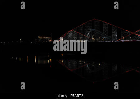 Nacht schrägen Strandblick auf zentrale Teile des großen eine Achterbahn, Pleasure Beach Blackpool Illuminations, 2013 Stockfoto