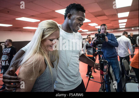 Albuquerque, New Mexico, USA. 31. Oktober 2015. Journal.MMA Kämpfer Holly Holm(Cq), links und Jon Jones (Cq), Recht, umarmen einander während der offenen Tür in der Jackson-Winkeljohn-Turnhalle Samstagmorgen. Albuquerque, New Mexico © Roberto E. Rosales/Albuquerque Journal/ZUMA Draht/Alamy Live-Nachrichten Stockfoto